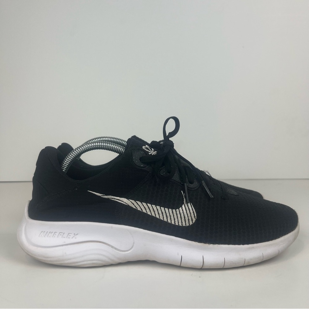 Nike Flex Experience Run 11 Black and White Sneakers SZ 9.5